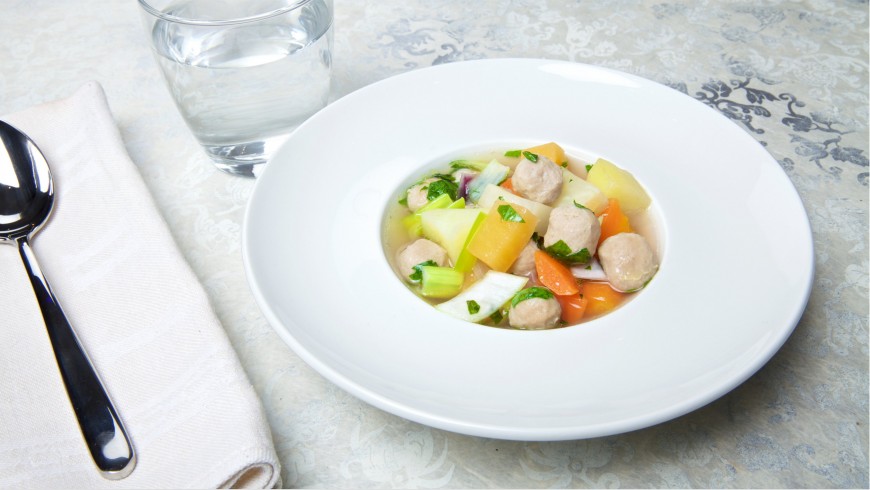 Grønnsaks suppe med kjøttboller
