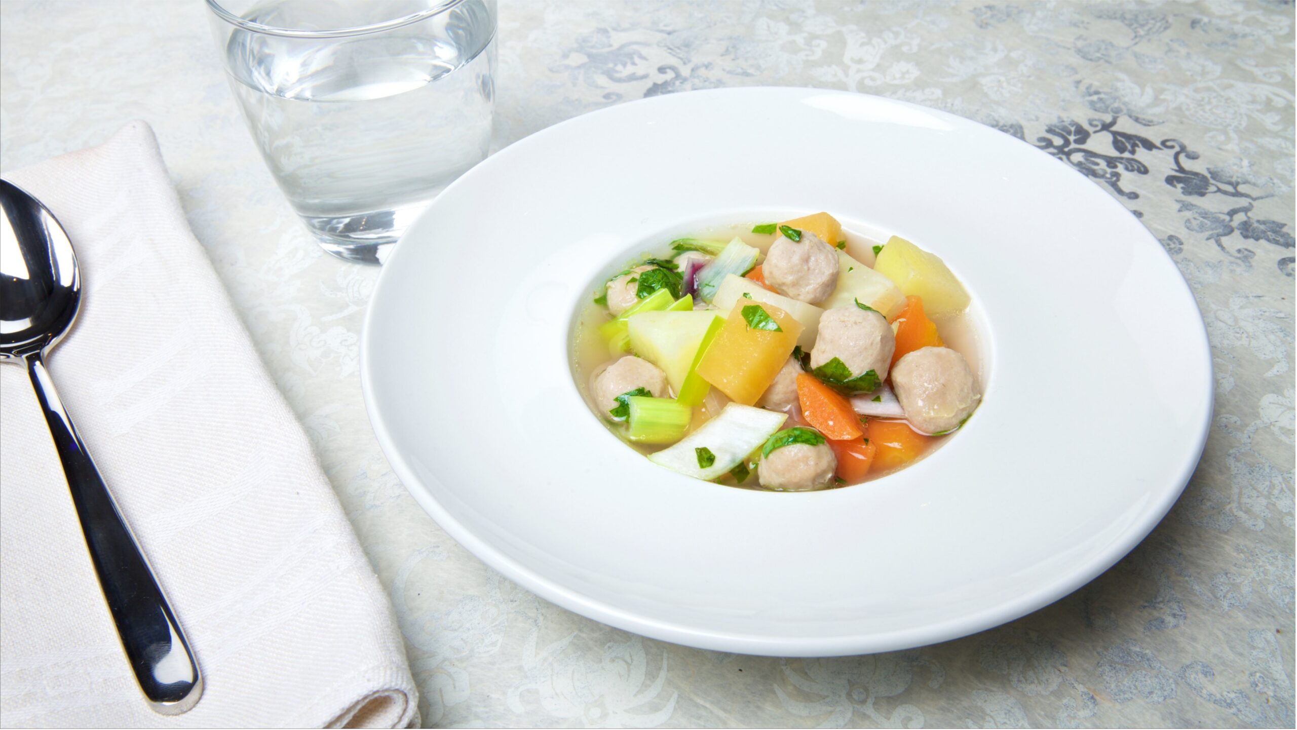 Grønnsaks suppe med kjøttboller. Foto.